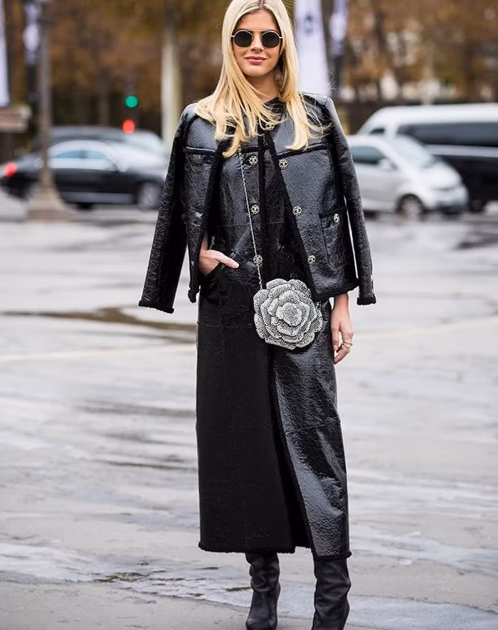 Chỉ cần thêm 4 phụ kiện này thôi là set đồ đen tuyền chị em trông thú vị và ấn tượng hơn hẳn 