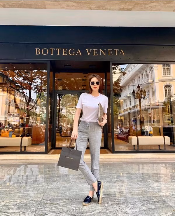 Mẹo chọn dáng quần tôn chân thon như sao Việt ảnh 10