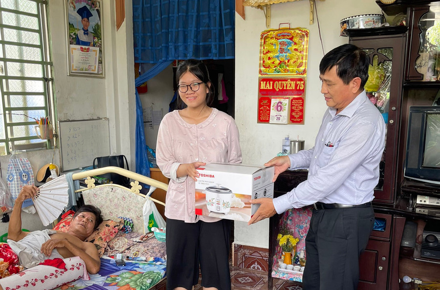 Phó Chủ tịch UBND huyện Phong Điền đến thăm, trao hỗ trợ động viên gia đình em Hạ Thị Kim Hiền.