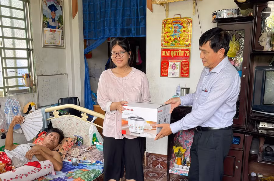 Phó Chủ tịch UBND huyện Phong Điền đến thăm, trao hỗ trợ động viên gia đình em Hạ Thị Kim Hiền.