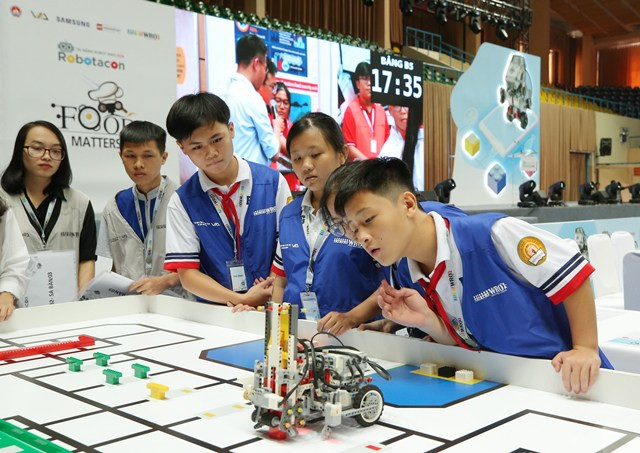 Các em học sinh đang tranh tài tại vòng chung kết cuyộc thi Robot Robotacon WRO 2018