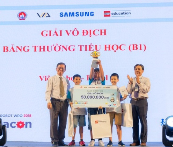 Một đội vô địch bảng đấu nhận giải thưởng từ đại diện Sở GD&ĐT TPHCM