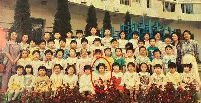 Lưu Diệc Phi hoàn thành bậc mẫu giáo năm 1994. Ảnh: Sohu. Lưu Diệc Phi hoàn thành bậc mẫu giáo năm 1994. Ảnh: Sohu.