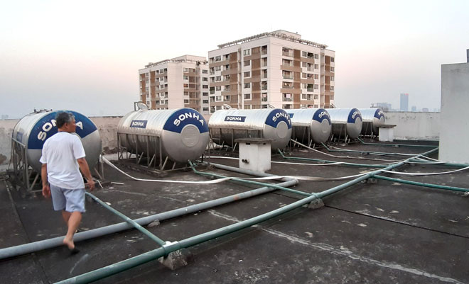 Nắng nóng kỷ lục, người dân chung cư khu Ngoại giao đoàn (Hà Nội) khốn đốn vì thiếu nước sạch ảnh 2 Chú thích ảnh