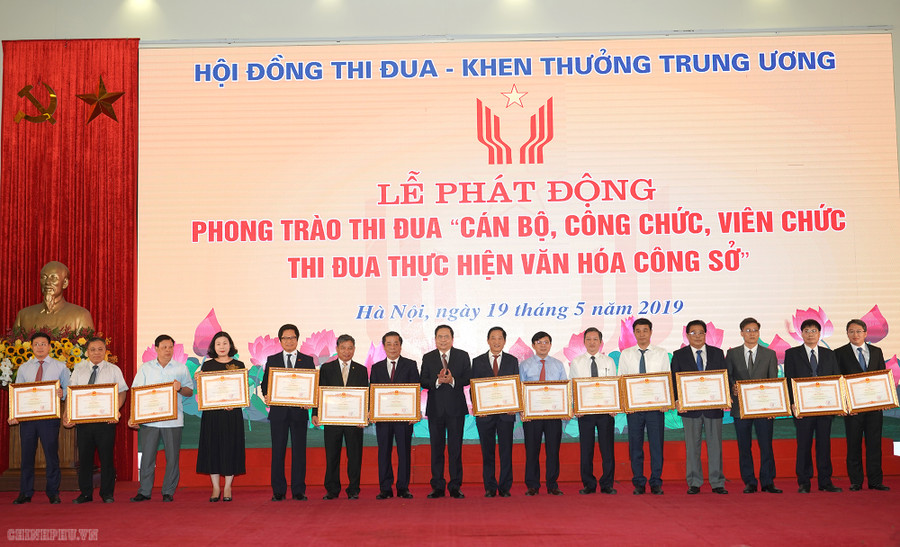 Chủ tịch Ủy ban Trung ương MTTQ Việt Nam Trần Thanh Mẫn trao Bằng khen cho các tập thể. Ảnh: VGP/Quang Hiếu. Chủ tịch Ủy ban Trung ương MTTQ Việt Nam Trần Thanh Mẫn trao Bằng khen cho các tập thể. Ảnh: VGP/Quang Hiếu.
