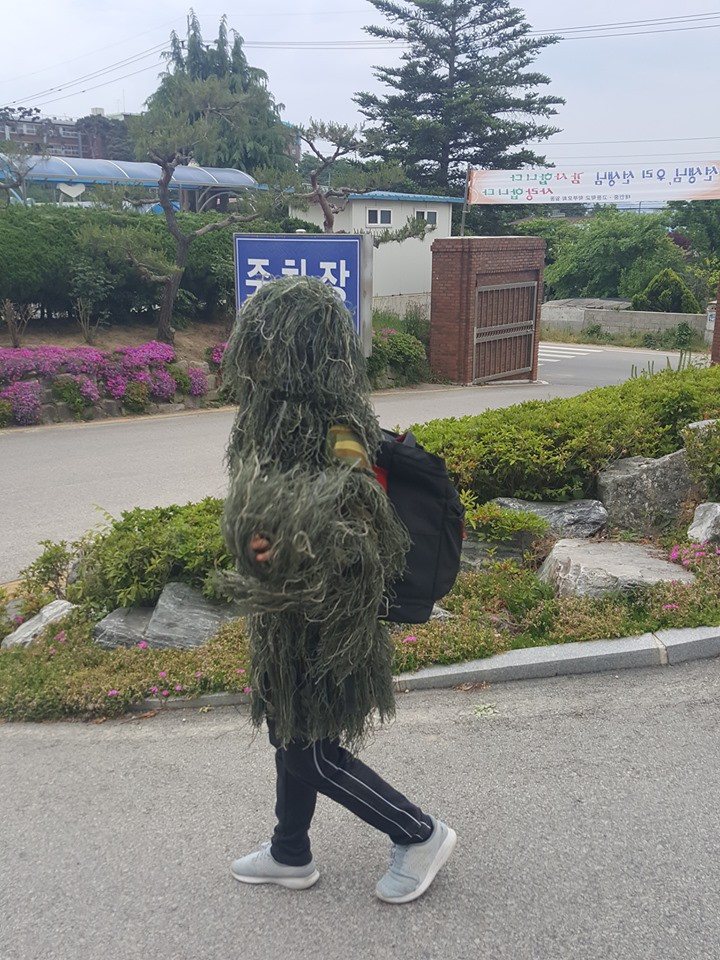 Đỉnh cao sáng tạo của nam sinh nghiện PUBG: Mua hẳn bộ giáp bằng cỏ để mặc chống nắng nóng! - Ảnh 1. Đỉnh cao sáng tạo của nam sinh nghiện PUBG: Mua hẳn bộ giáp bằng cỏ để mặc chống nắng nóng! - Ảnh 1.