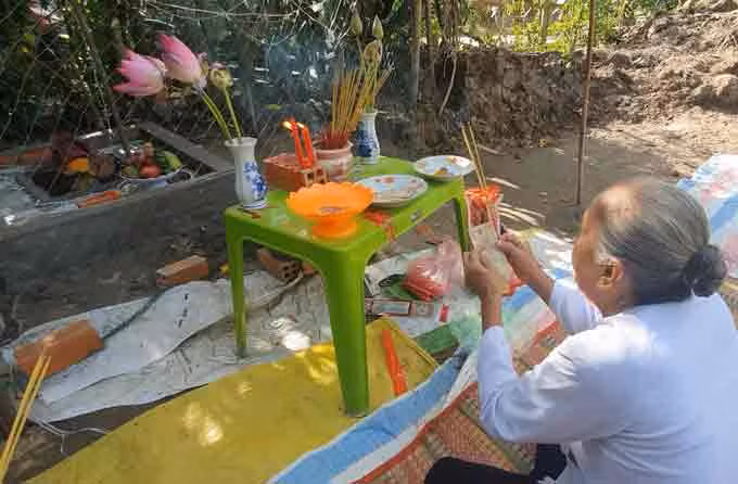 nguoi dan lap ban tho, thap huong cho 1 bong hoa la moc o bo rao - 4