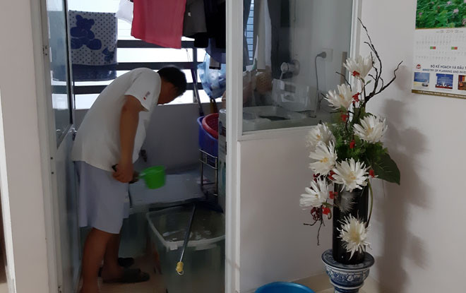 Nắng nóng kỷ lục, người dân chung cư khu Ngoại giao đoàn (Hà Nội) khốn đốn vì thiếu nước sạch ảnh 1 Chú thích ảnh