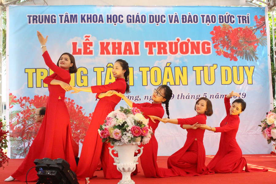 Nhiều tiết mục văn nghệ chào mừng khai trương Trung tâm Toán tư duy