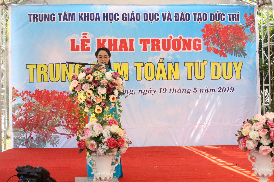 Bà Nguyễn Thanh Lan – Giám đốc Trung tâm Khoa học Giáo dục và Đào tạo Đức Trí phát biểu tại buổi lễ khai trương Trung tâm Toán tư duy.
