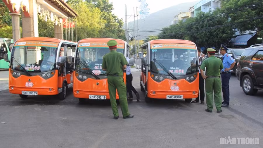 Lực lượng chức năng kiểm tra yêu cầu của tài xế điều khiển xe điện 4 bánh. Ảnh: Quang Đạt.