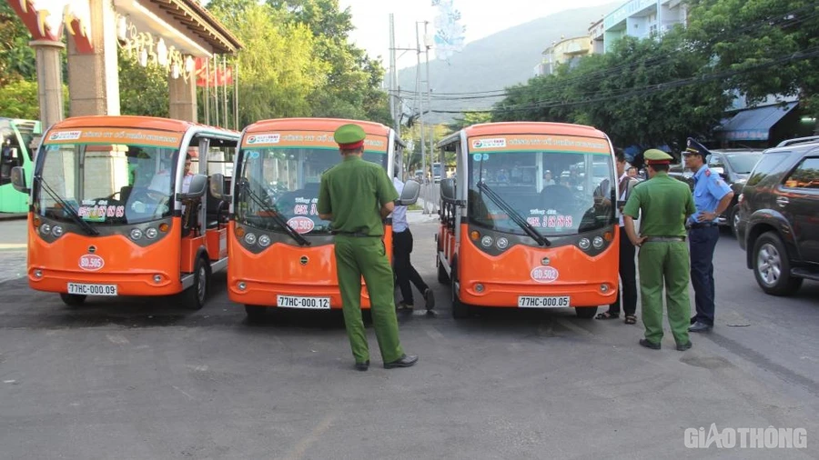 Lực lượng chức năng kiểm tra yêu cầu của tài xế điều khiển xe điện 4 bánh. Ảnh: Quang Đạt.