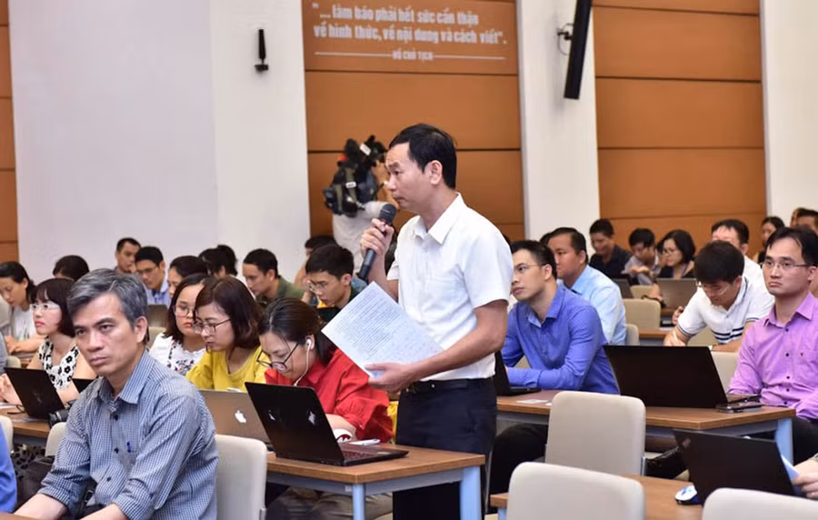 Các phóng viên đặt câu hỏi tìm hiểu thông tin tại kỳ họp