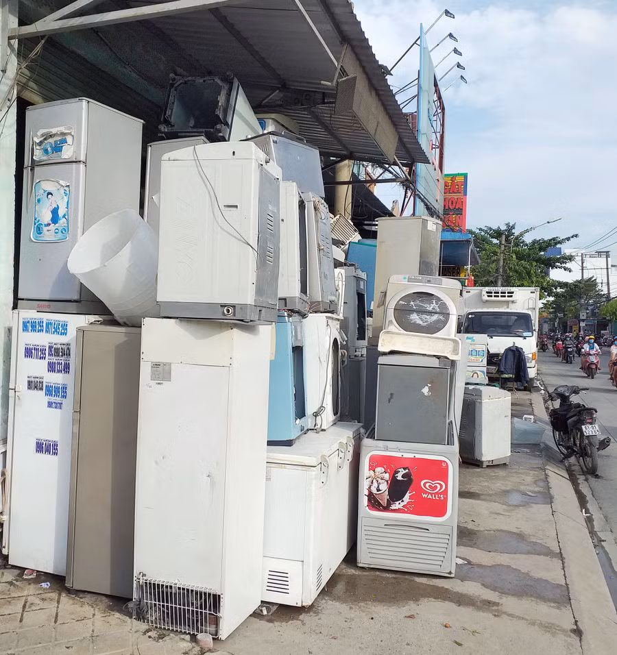 Vỉa hè bị chiếm dụng gần hết