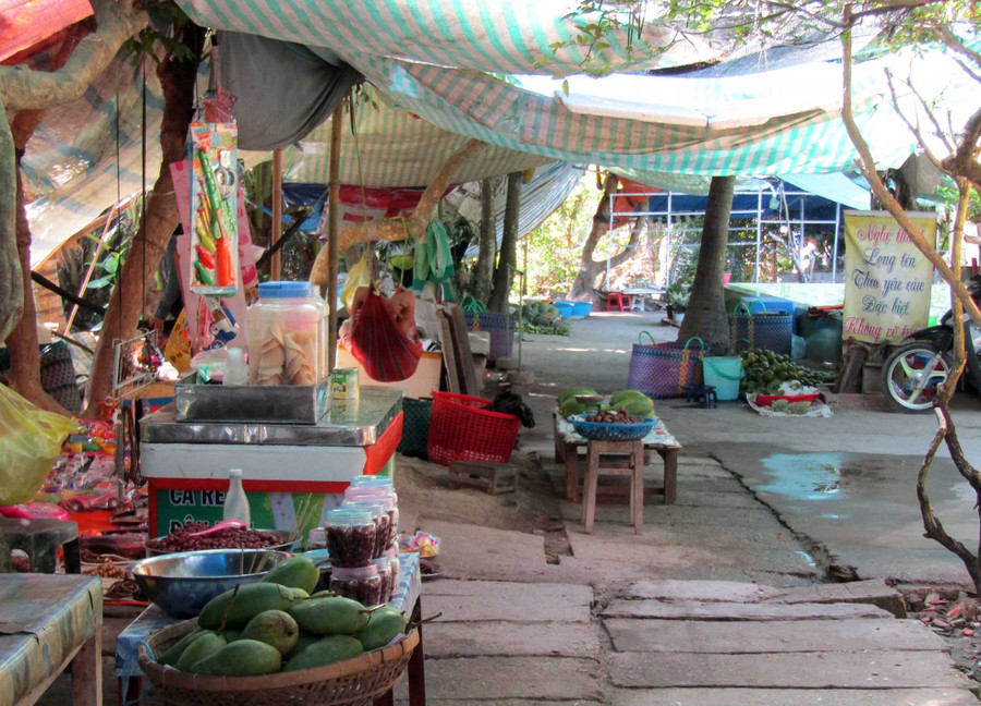 Khuôn viên chùa thành quán bán hàng Khuôn viên chùa thành quán bán hàng