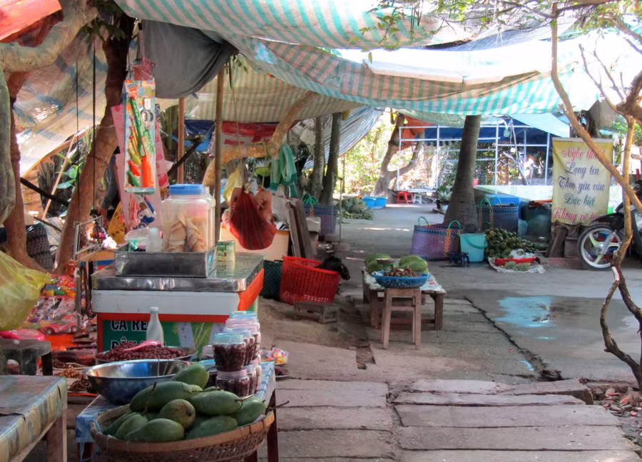 Khuôn viên chùa thành quán bán hàng