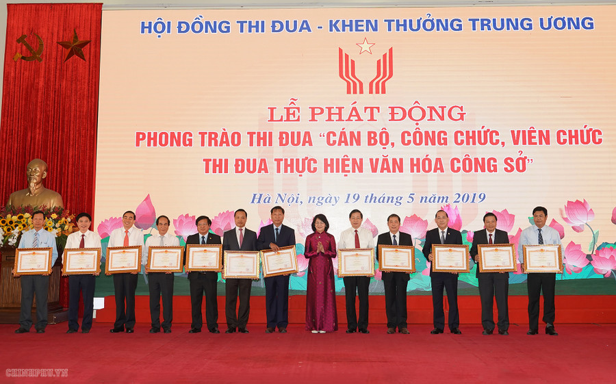 Phó Chủ tịch nước Đặng Thị Ngọc Thịnh trao Bằng khen cho các tập thể. Ảnh: VGP/Quang Hiếu. Phó Chủ tịch nước Đặng Thị Ngọc Thịnh trao Bằng khen cho các tập thể. Ảnh: VGP/Quang Hiếu.