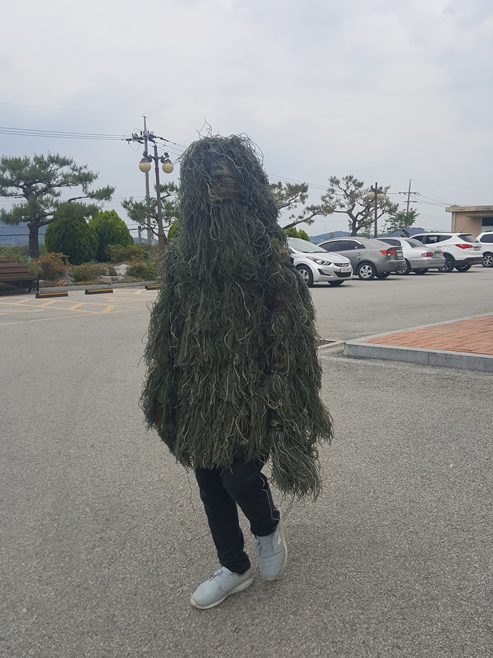 Đỉnh cao sáng tạo của nam sinh nghiện PUBG: Mua hẳn bộ giáp bằng cỏ để mặc chống nắng nóng! - Ảnh 2. Đỉnh cao sáng tạo của nam sinh nghiện PUBG: Mua hẳn bộ giáp bằng cỏ để mặc chống nắng nóng! - Ảnh 2.