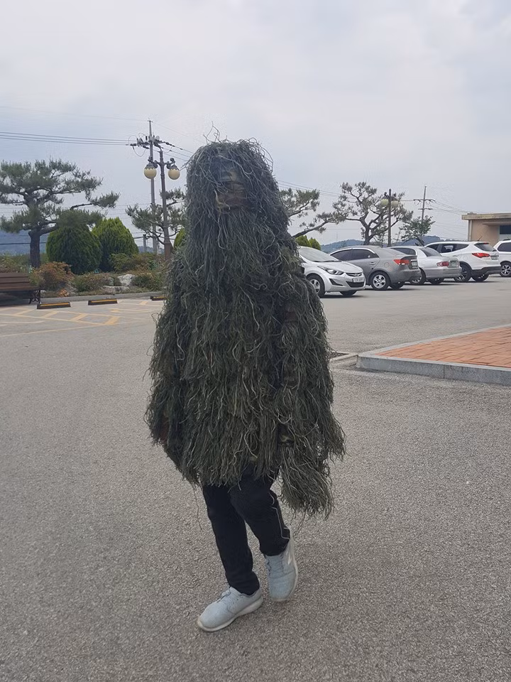 Đỉnh cao sáng tạo của nam sinh nghiện PUBG: Mua hẳn bộ giáp bằng cỏ để mặc chống nắng nóng! - Ảnh 2.