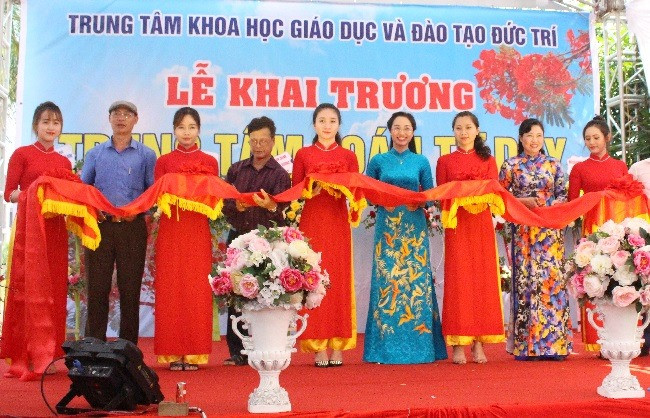 Lãnh đạo Trung tâm KHGD&ĐT Đức Trí cùng các vị đại biểu cắt băng khai trương Trung tâm Toán tư duy