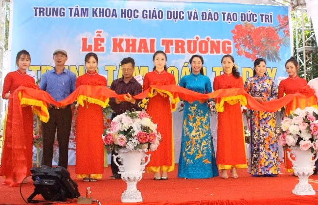 Lãnh đạo Trung tâm KHGD&ĐT Đức Trí cùng các vị đại biểu cắt băng khai trương Trung tâm Toán tư duy