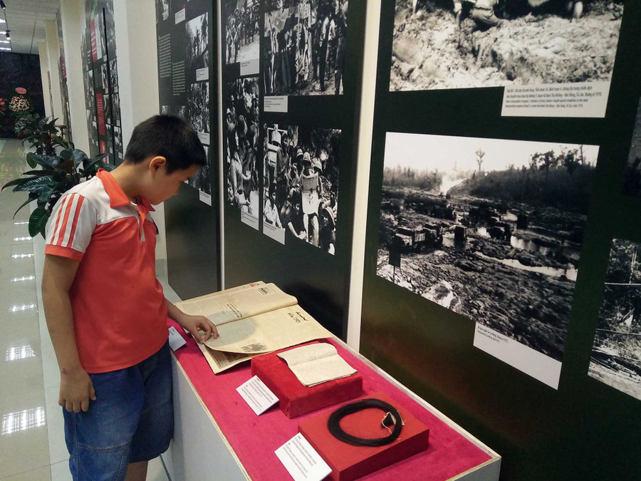 Triển lãm thu hút sự quan tâm của thế hệ hôm nay. Ảnh: Bình Thanh Triển lãm thu hút sự quan tâm của thế hệ hôm nay. Ảnh: Bình Thanh