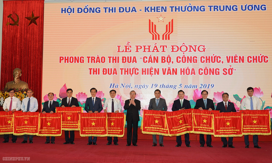 Thường trực Ban Bí thư Trần Quốc Vượng trao Cờ thi đua của Chính phủ cho các cơ quan Trung ương. Ảnh: VGP/Quang Hiếu. Thường trực Ban Bí thư Trần Quốc Vượng trao Cờ thi đua của Chính phủ cho các cơ quan Trung ương. Ảnh: VGP/Quang Hiếu.