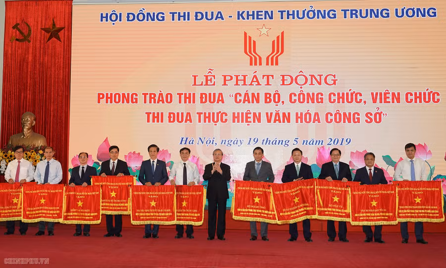 Thường trực Ban Bí thư Trần Quốc Vượng trao Cờ thi đua của Chính phủ cho các cơ quan Trung ương. Ảnh: VGP/Quang Hiếu.