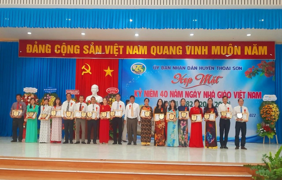 Lãnh đạo huyện Thoại Sơn trao khen thưởng cho 50 cán bộ, giáo viên tiêu biểu. Lãnh đạo huyện Thoại Sơn trao khen thưởng cho 50 cán bộ, giáo viên tiêu biểu.