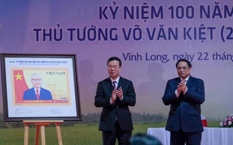 Với phong cách thiết kế đồ họa, hình ảnh cô đọng, chân dung cố Thủ tướng Võ Văn Kiệt và cờ Tổ quốc được thể hiện qua tem trên nền màu vàng- biểu tượng của niềm tin và hy vọng. Góc phải của mẫu tem là hình ảnh đường dây tải điện 500kV Bắc - Nam (mạch 1) - dấu ấn đậm nét trong sự nghiệp của cố Thủ tướng, thể hiện tầm nhìn chiến lược, góp phần đảm bảo an ninh năng lượng, phát triển kinh tế, chính trị, xã hội và an ninh quốc phòng của đất nước. Với phong cách thiết kế đồ họa, hình ảnh cô đọng, chân dung cố Thủ tướng Võ Văn Kiệt và cờ Tổ quốc được thể hiện qua tem trên nền màu vàng- biểu tượng của niềm tin và hy vọng. Góc phải của mẫu tem là hình ảnh đường dây tải điện 500kV Bắc - Nam (mạch 1) - dấu ấn đậm nét trong sự nghiệp của cố Thủ tướng, thể hiện tầm nhìn chiến lược, góp phần đảm bảo an ninh năng lượng, phát triển kinh tế, chính trị, xã hội và an ninh quốc phòng của đất nước.