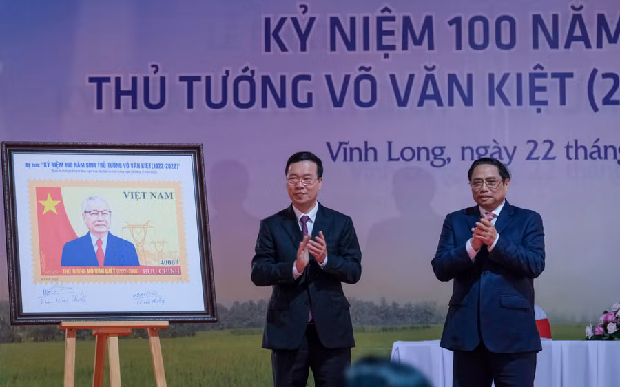 Với phong cách thiết kế đồ họa, hình ảnh cô đọng, chân dung cố Thủ tướng Võ Văn Kiệt và cờ Tổ quốc được thể hiện qua tem trên nền màu vàng- biểu tượng của niềm tin và hy vọng. Góc phải của mẫu tem là hình ảnh đường dây tải điện 500kV Bắc - Nam (mạch 1) - dấu ấn đậm nét trong sự nghiệp của cố Thủ tướng, thể hiện tầm nhìn chiến lược, góp phần đảm bảo an ninh năng lượng, phát triển kinh tế, chính trị, xã hội và an ninh quốc phòng của đất nước.