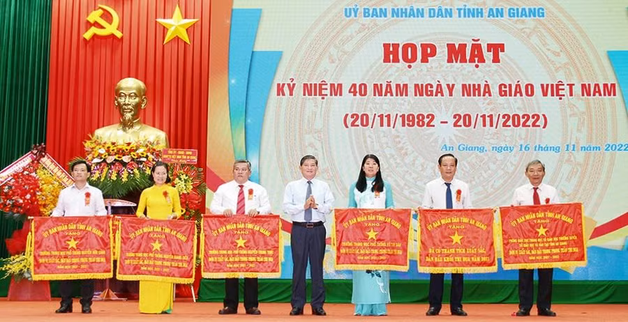 Các tập thể nhận Cờ thi đua của UBND tỉnh An Giang.