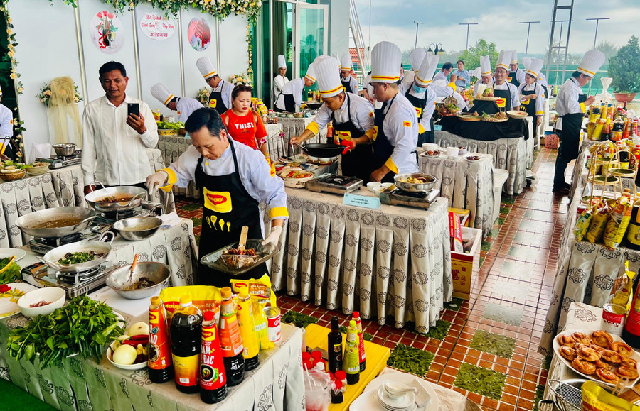 Các đầu bếp tất bật chuẩn bị món ăn tại buổi công diễn.