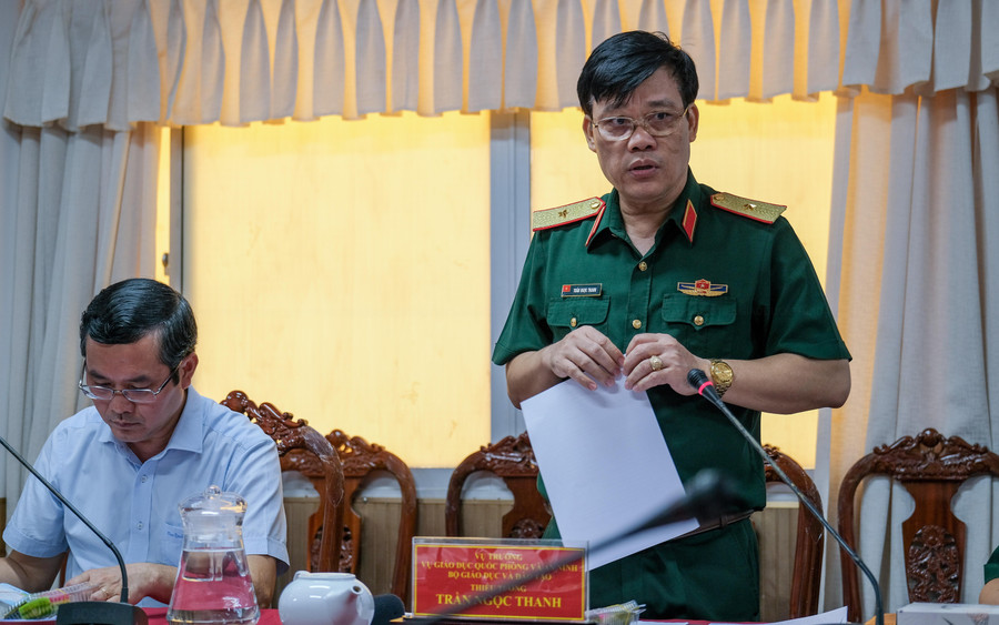 Thiếu tướng Trần Ngọc Thanh, Vụ trưởng Vụ Quốc phòng và An ninh (Bộ GD&amp;ĐT) phát biểu tại cuộc họp.