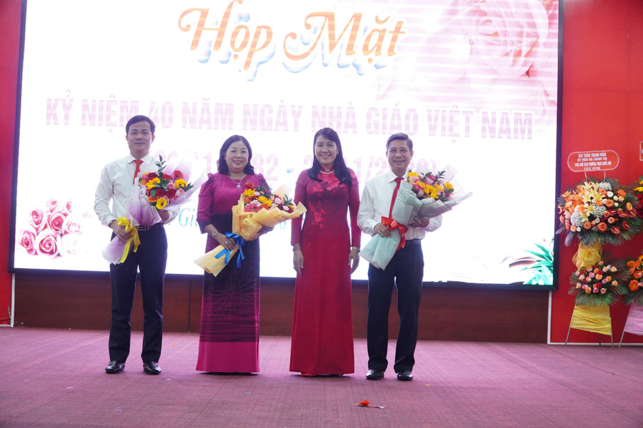 Tặng hoa cảm ơn lãnh đạo tỉnh đương nhiệm. Tặng hoa cảm ơn lãnh đạo tỉnh đương nhiệm.