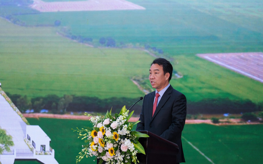 Ông Lữ Quang Ngời - Chủ tịch UBND tỉnh Vĩnh Long phát biểu tại lễ khánh thành. Ông Lữ Quang Ngời - Chủ tịch UBND tỉnh Vĩnh Long phát biểu tại lễ khánh thành.