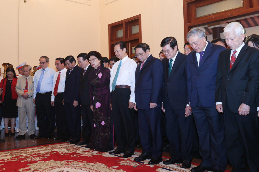 Nhân dịp kỷ niệm 100 năm ngày sinh cố Thủ tướng Võ Văn Kiệt (23/11/1922 – 23/11/2022), Thủ tướng Phạm Minh Chính và nguyên Chủ tịch nước Nguyễn Minh Triết, Trương Tấn Sang; nguyên Thủ tướng Nguyễn Tấn Dũng; Uỷ viên Bộ Chính trị, Thường trực Ban Bí thư Võ Văn Thưởng; Bí thư Trung ương Đảng, Chủ tịch Ủy ban Trung ương MTTQ Việt Nam Đỗ Văn Chiến; Phó Thủ tướng Vũ Đức Đam và các đồng chí lãnh đạo, nguyên lãnh đạo Đảng, Nhà nước, đại diện gia đình Thủ tướng Võ Văn Kiệt cùng tưởng niệm cố Thủ tướng. Nhân dịp kỷ niệm 100 năm ngày sinh cố Thủ tướng Võ Văn Kiệt (23/11/1922 – 23/11/2022), Thủ tướng Phạm Minh Chính và nguyên Chủ tịch nước Nguyễn Minh Triết, Trương Tấn Sang; nguyên Thủ tướng Nguyễn Tấn Dũng; Uỷ viên Bộ Chính trị, Thường trực Ban Bí thư Võ Văn Thưởng; Bí thư Trung ương Đảng, Chủ tịch Ủy ban Trung ương MTTQ Việt Nam Đỗ Văn Chiến; Phó Thủ tướng Vũ Đức Đam và các đồng chí lãnh đạo, nguyên lãnh đạo Đảng, Nhà nước, đại diện gia đình Thủ tướng Võ Văn Kiệt cùng tưởng niệm cố Thủ tướng.