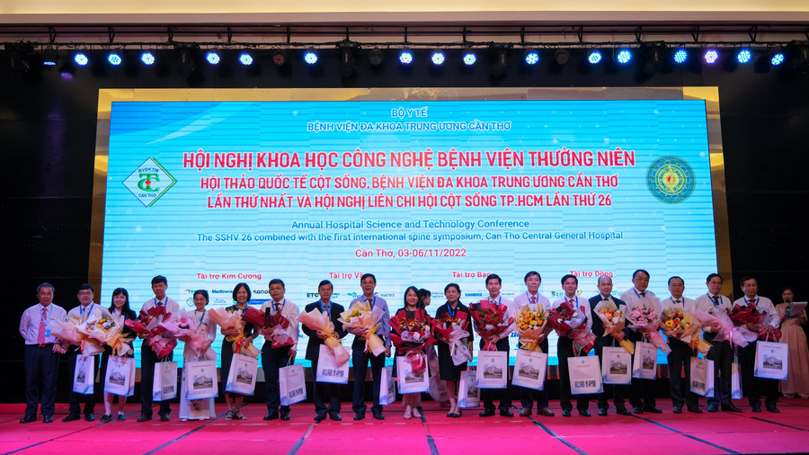 BSCK2. Nguyễn Minh Vũ - Giám đốc Bệnh viện tặng hoa và quà cho cán bộ bệnh viện tham gia tại hội nghị.