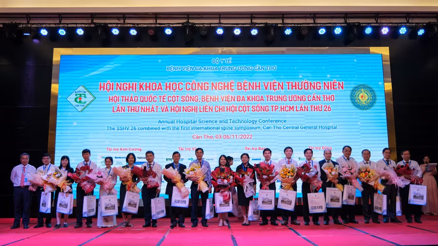 BSCK2. Nguyễn Minh Vũ - Giám đốc Bệnh viện tặng hoa và quà cho cán bộ bệnh viện tham gia tại hội nghị.