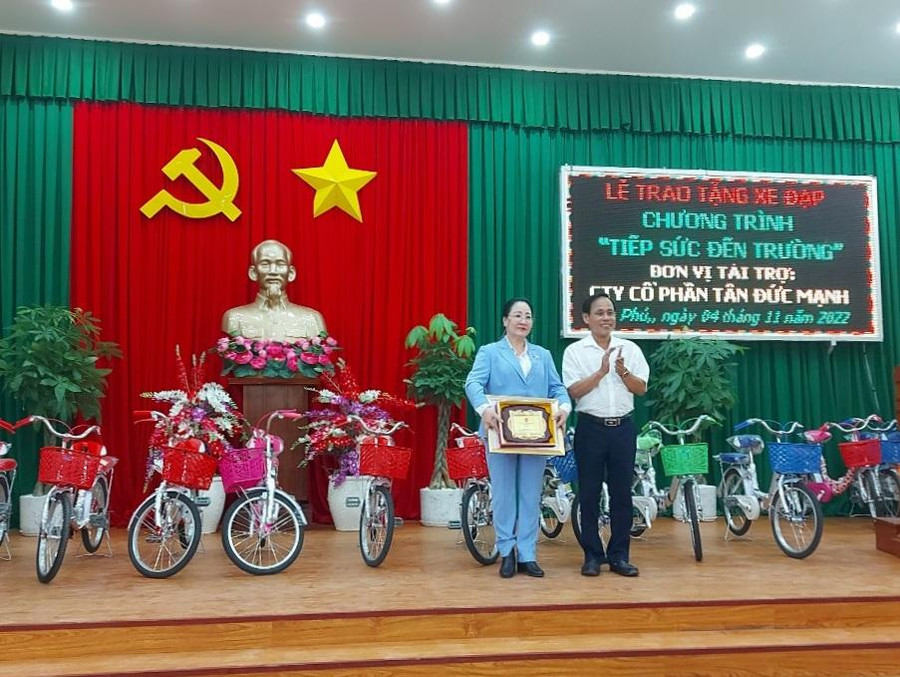 Ông Trần Hoà Hợp, Chủ tịch UBND huyện An Phú (An Giang) trao giấy cảm tạ tri ân công ty cổ phần Tân Đức Mạnh (TPHCM).