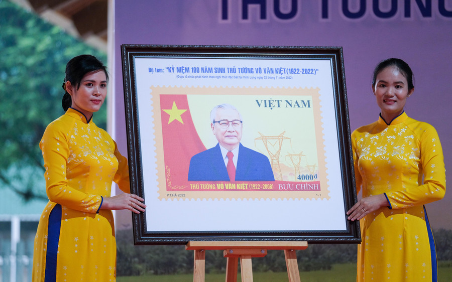 Nhằm tri ân những cống hiến to lớn của cố Thủ tướng, Bộ Thông tin và Truyền thông phối hợp với UBND tỉnh Vĩnh Long, Tổng công ty Bưu điện Việt Nam tổ chức phát hành bộ tem bưu chính “Kỷ niệm 100 năm ngày sinh Thủ tướng Võ Văn Kiệt (23/11/1922 - 23/11/2022)”. Nhằm tri ân những cống hiến to lớn của cố Thủ tướng, Bộ Thông tin và Truyền thông phối hợp với UBND tỉnh Vĩnh Long, Tổng công ty Bưu điện Việt Nam tổ chức phát hành bộ tem bưu chính “Kỷ niệm 100 năm ngày sinh Thủ tướng Võ Văn Kiệt (23/11/1922 - 23/11/2022)”.