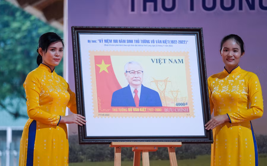 Nhằm tri ân những cống hiến to lớn của cố Thủ tướng, Bộ Thông tin và Truyền thông phối hợp với UBND tỉnh Vĩnh Long, Tổng công ty Bưu điện Việt Nam tổ chức phát hành bộ tem bưu chính “Kỷ niệm 100 năm ngày sinh Thủ tướng Võ Văn Kiệt (23/11/1922 - 23/11/2022)”.