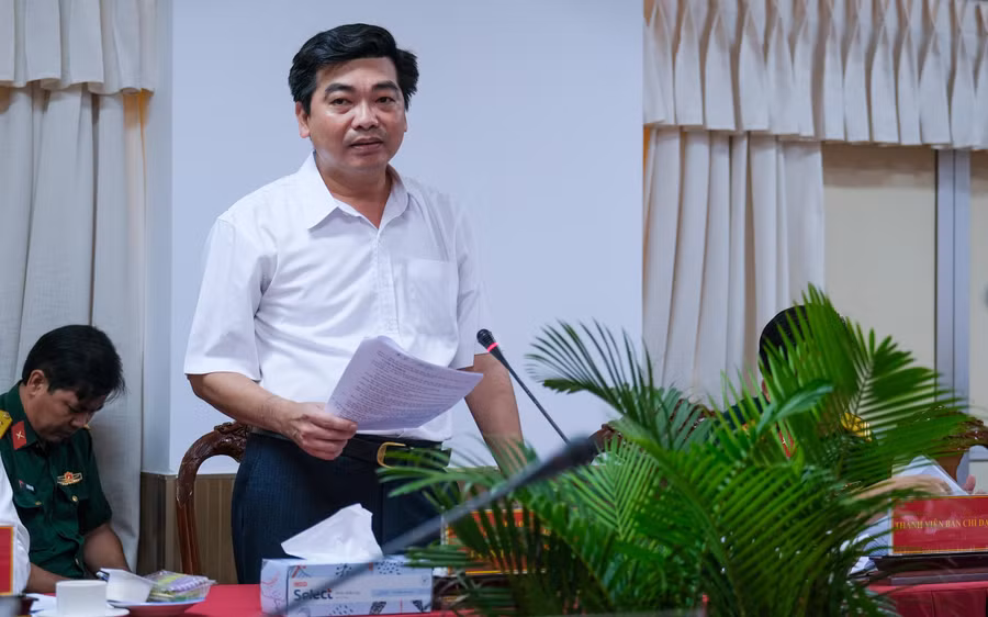 Ông Trần Thanh Bình, Giám đốc Sở GD&ĐT báo cáo công tác chuẩn bị hội thao.