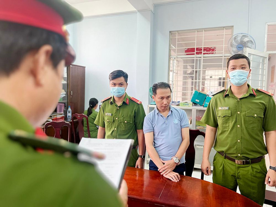 Công an thành phố Long Xuyên thực hiện lệnh bắt bị can Tú để tạm giam.