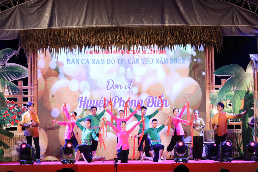 Đơn vị huyện Phong Điền trình diễn tại liên hoan “Dân ca Nam Bộ thành phố Cần Thơ” năm 2022. Đơn vị huyện Phong Điền trình diễn tại liên hoan “Dân ca Nam Bộ thành phố Cần Thơ” năm 2022.