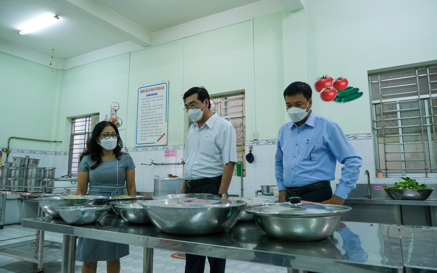 Lãnh đạo Sở GD&ĐT TP Cần Thơ kiểm tra khu vực bếp ăn Trường MN 2 tháng 9. Lãnh đạo Sở GD&ĐT TP Cần Thơ kiểm tra khu vực bếp ăn Trường MN 2 tháng 9.