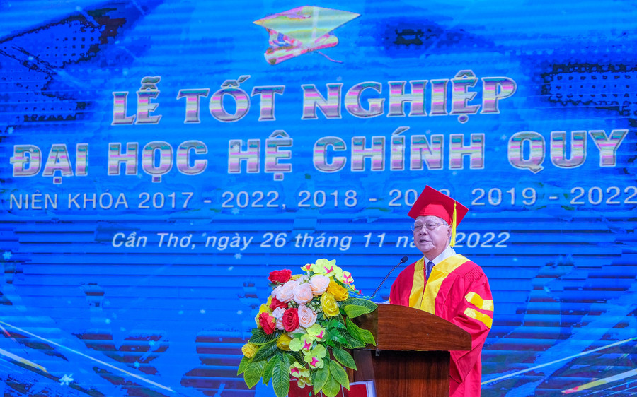 Tiến sĩ Nguyễn Văn Quang, Hiệu trưởng Trường ĐH Nam Cần Thơ phát biểu tại buổi lễ. Tiến sĩ Nguyễn Văn Quang, Hiệu trưởng Trường ĐH Nam Cần Thơ phát biểu tại buổi lễ.