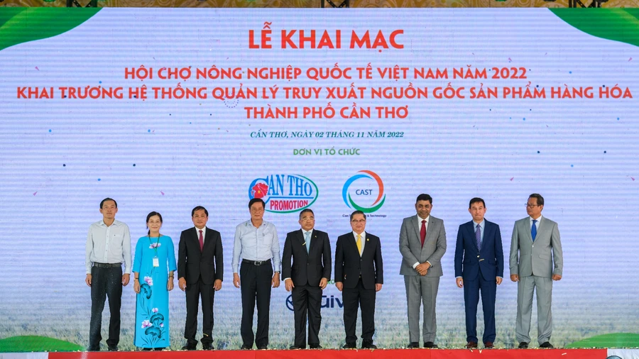 Đại diện lãnh đạo TP. Cần Thơ và các đại biểu chuẩn bị thực hiện nghi thức khai mạc hội chợ.