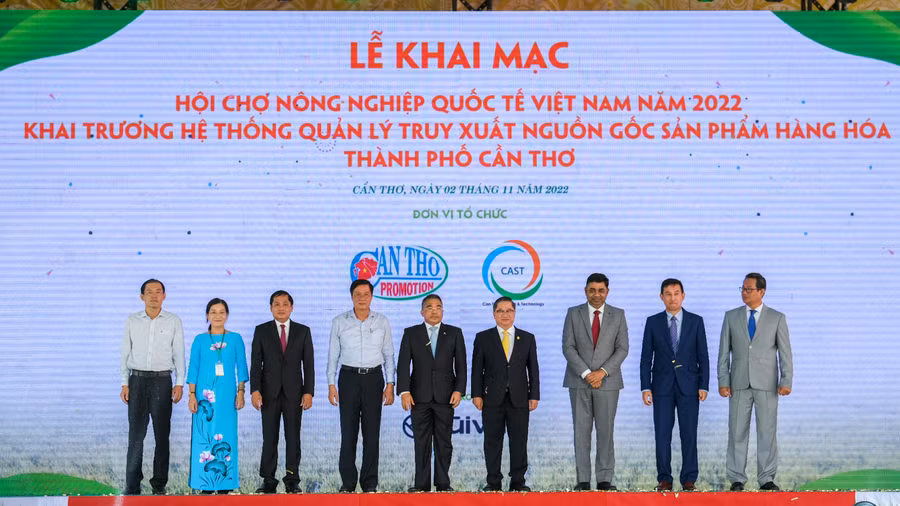 Đại diện lãnh đạo TP. Cần Thơ và các đại biểu chuẩn bị thực hiện nghi thức khai mạc hội chợ.
