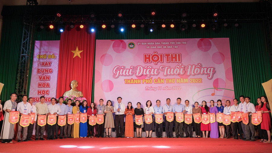 Đại diện các đoàn tham gia dự thi nhận cờ lưu niệm. Đại diện các đoàn tham gia dự thi nhận cờ lưu niệm.